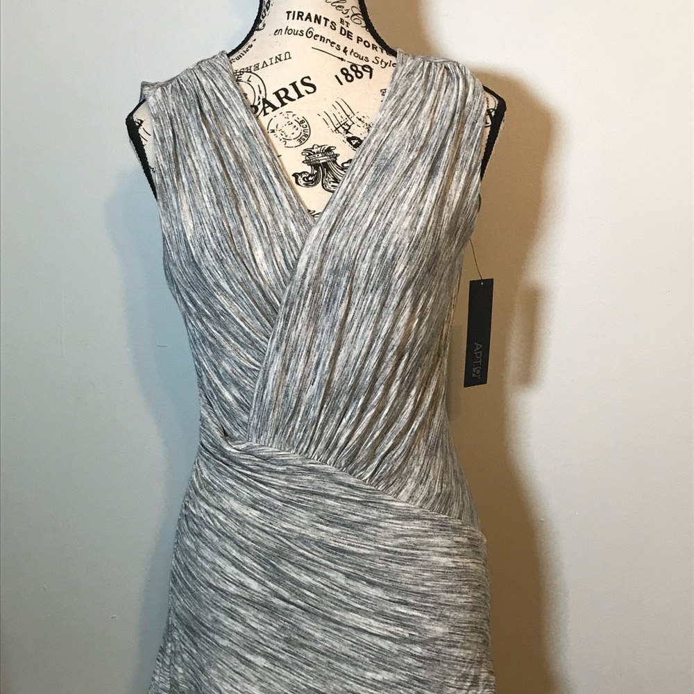 Apt 9 SLEEVELESS V-NECK SHIRRED FRONT WAIST FORM FITTING TANK NWT Sz. Small